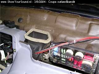 showyoursound.nl - Coupe outlaw&bandit - Coupe outlaw&bandit - p2250100.jpg - Ver verstop achter het dashboard, hopelijk krijg ik geen problemen met de airbag, dat staat zo slordig zon klapzak uit het dashboard tijdens een wedstrijd.